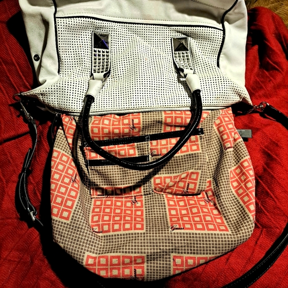Guess Large Tote/Crossbody - Picture 6 of 12